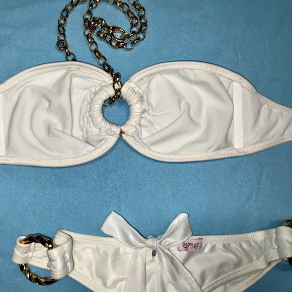 WHITE LUSTER RUCHED BIKINI WITH REAR BOW AND GOLD CHAIN DETAILS BY SYRUP - Picture 4 of 15